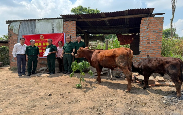 Hội CCB huyện Ea Kar tặng bò sinh sản và sổ tiết kiệm cho gia đình hội viên nghèo
